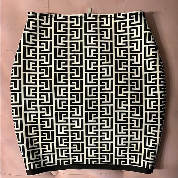 Stylish Black and White Patterned Skirt - Picture 1 of 4